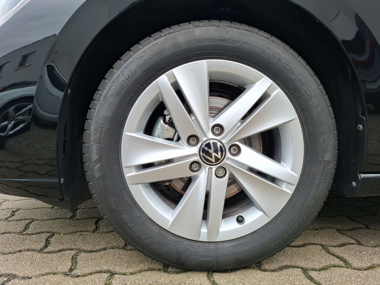 Fahrzeugabbildung Volkswagen Golf VIII Variant eTSI Life DSG LED Navi AID HUD