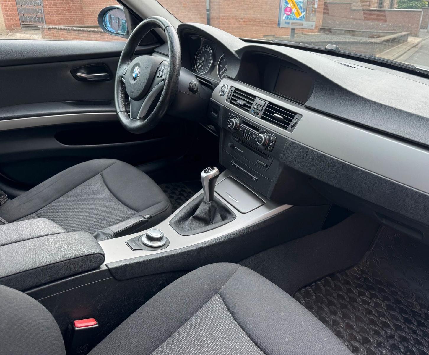BMW 320 2006 — interior