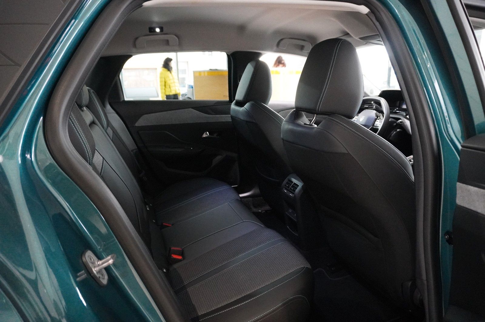 Fahrzeugabbildung Peugeot 308 SW 1.2 HYBRID ALLURE DSC NAVI/LED/KAMERA/DAB