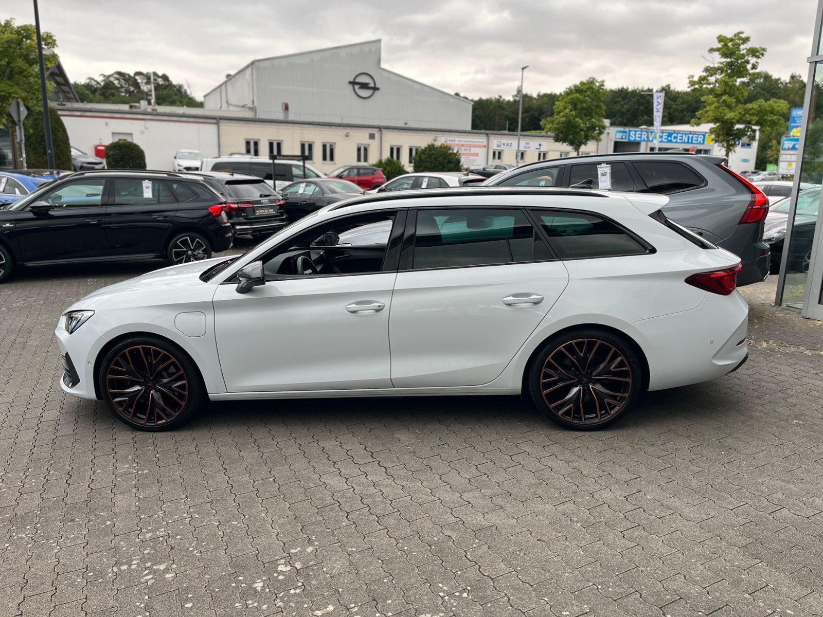 Fahrzeugabbildung CUPRA Leon Sportstourer VZ e-Hybrid RFK SHZ NAV