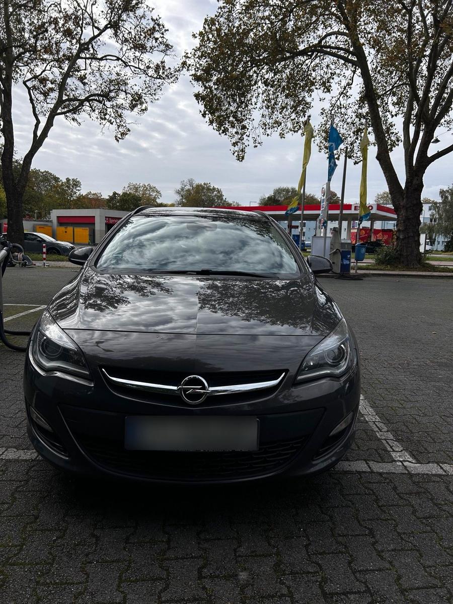 Opel Astra 2014 — салон