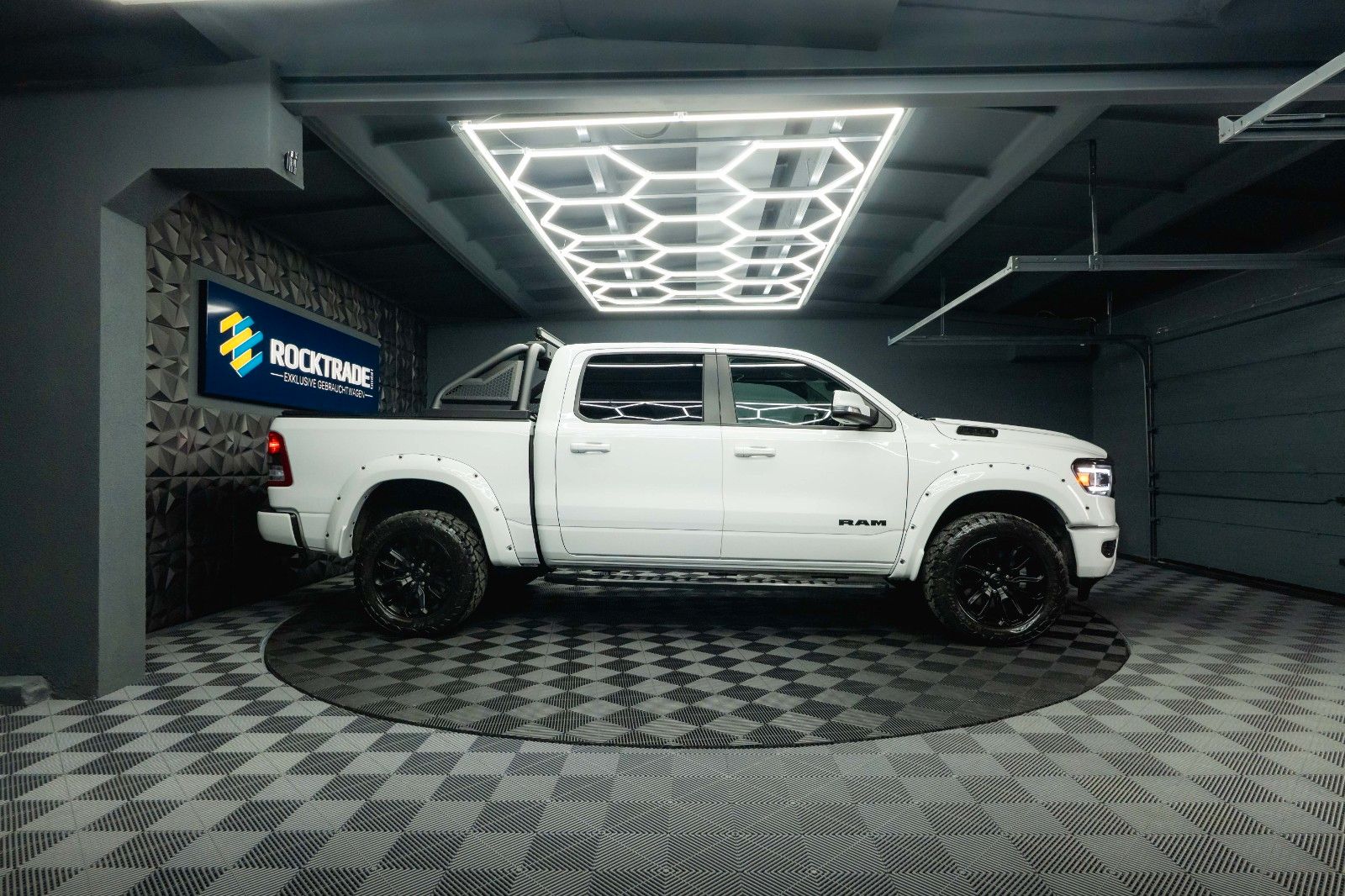 Fahrzeugabbildung Dodge RAM 5.7 V8 HEMI 4x4 OFFROAD Night-Paket *LED*