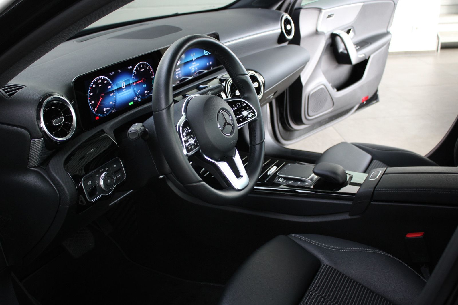Mercedes-Benz A 250e PROGRESSIVE MBUX NAVI KAMERA LEDER foto 3