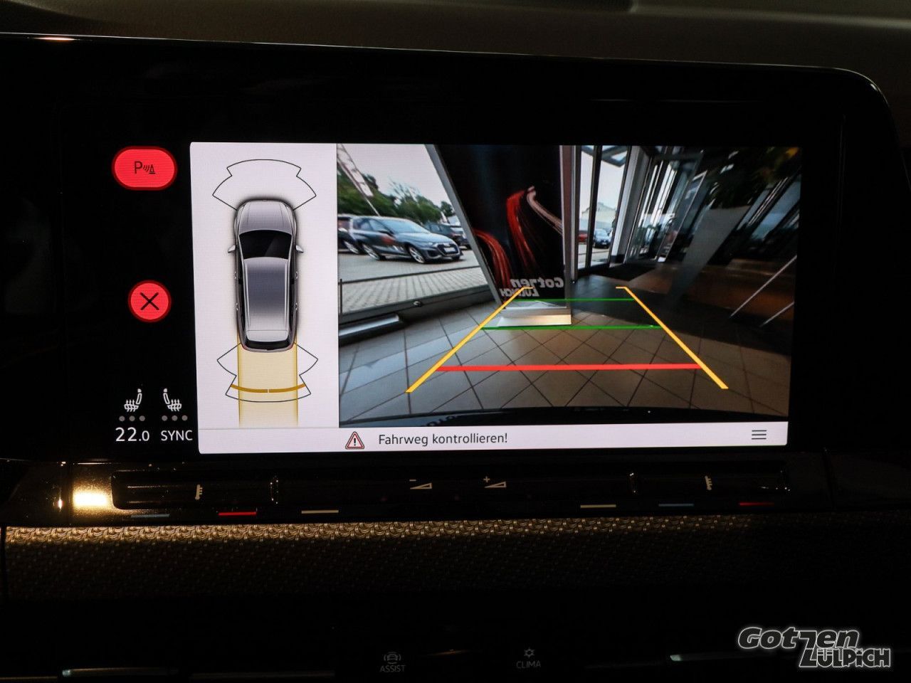 Fahrzeugabbildung Volkswagen Golf VIII Variant R-Line 1.5 TSI Navi AHK LED
