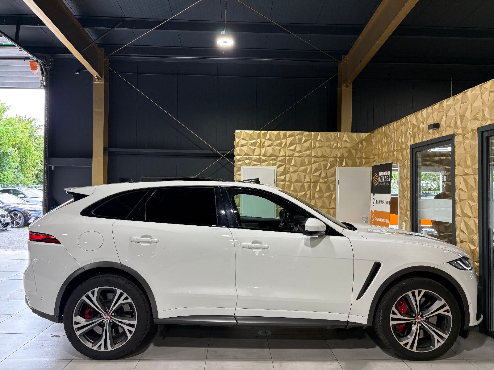 Fahrzeugabbildung Jaguar F-PACE SVR AWD/PANO/360°/APPLE/ACC/AMBIENTE/SHZ