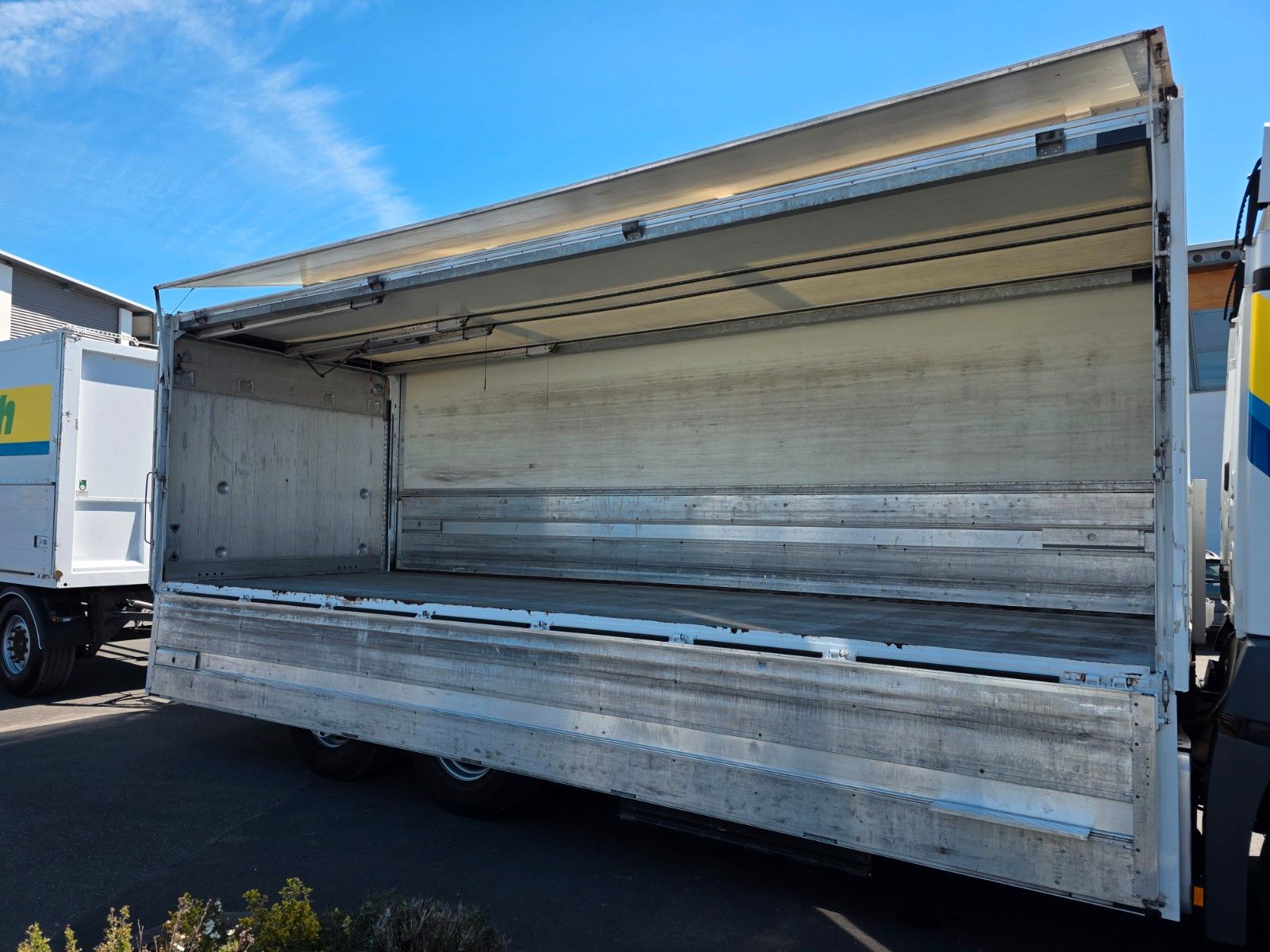 Fahrzeugabbildung Mercedes-Benz Antos 2543 L Schwenkwand LBW BÄR 2.500kg AHK