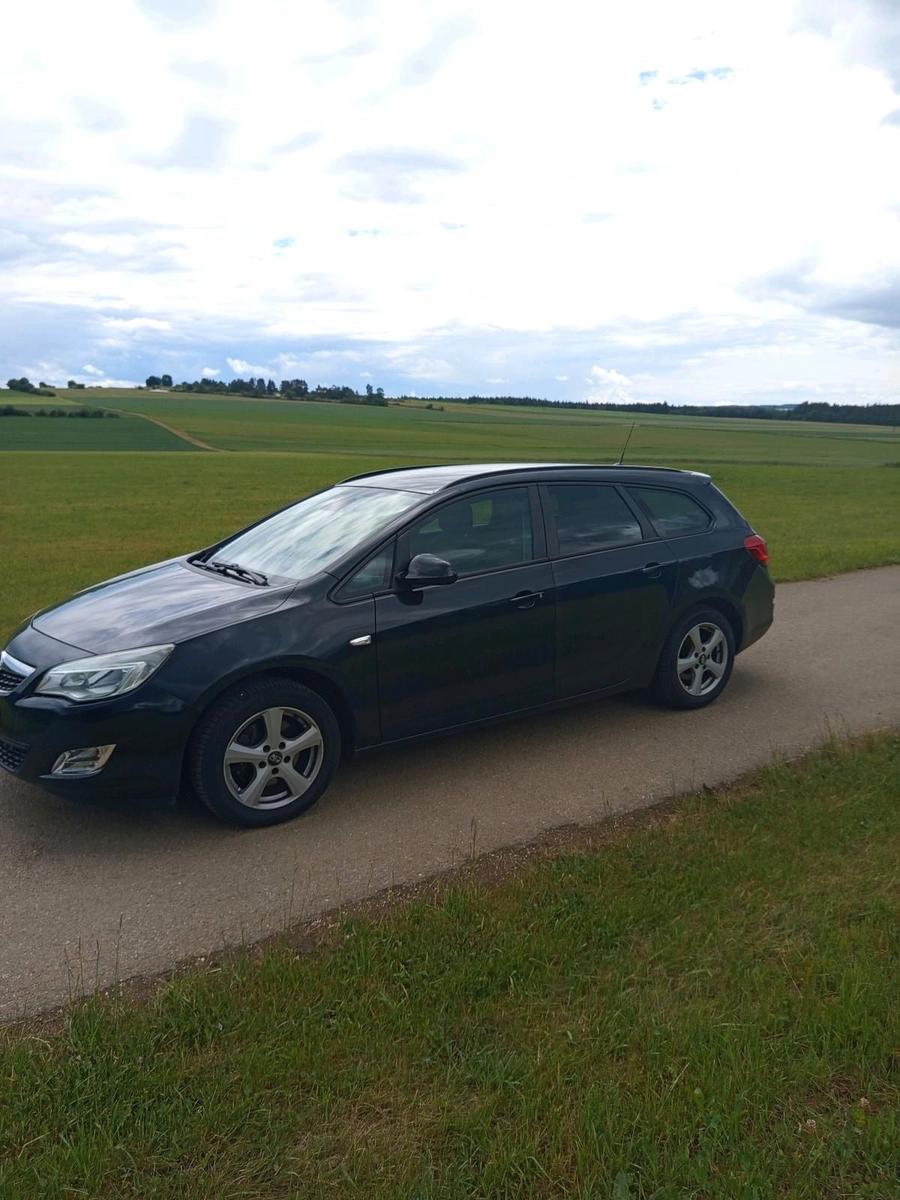 Opel Astra 2012 — photo 8