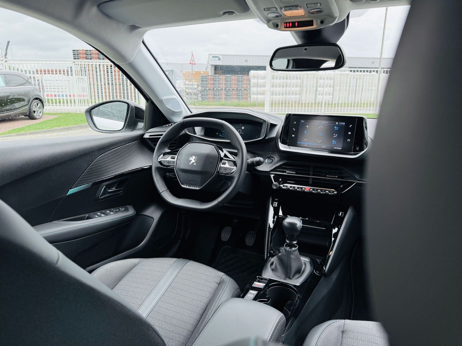 Fahrzeugabbildung Peugeot 208 1,2 PURETECH 100 ALLURE, RFK, LED, MirrorLin