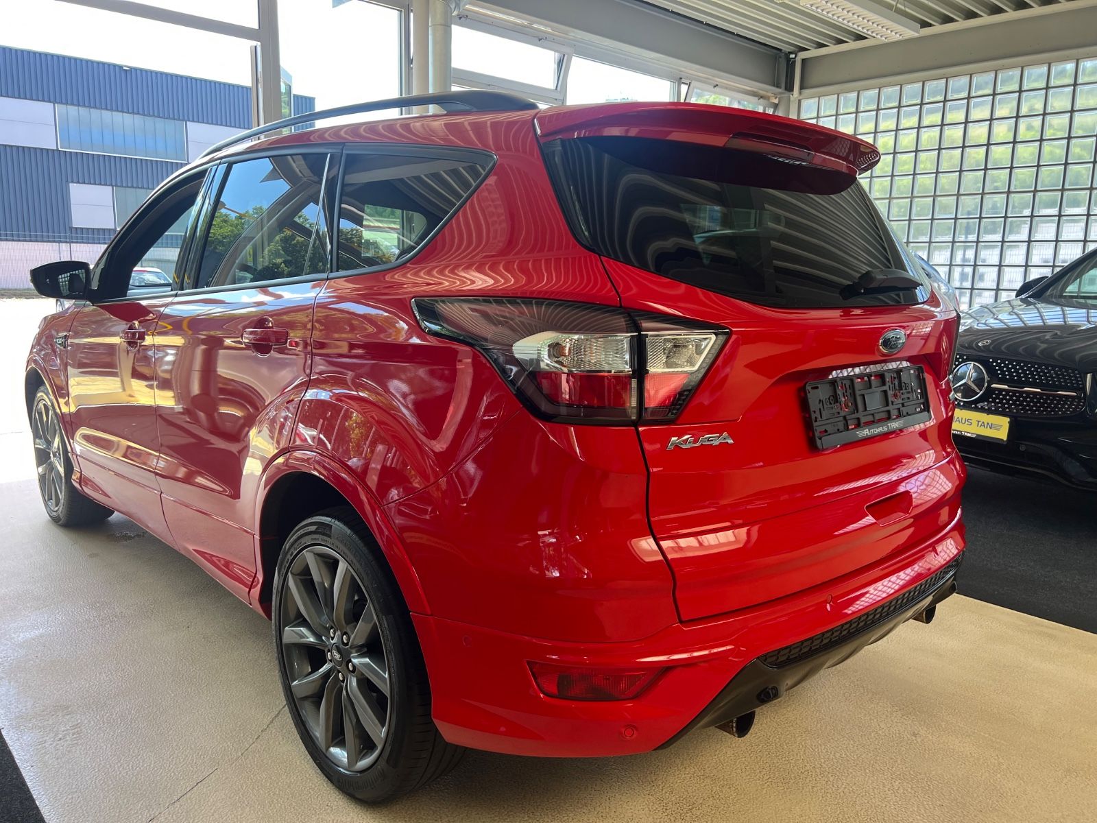 Fahrzeugabbildung Ford Kuga ST-Line * ROT/SCHWARZ *