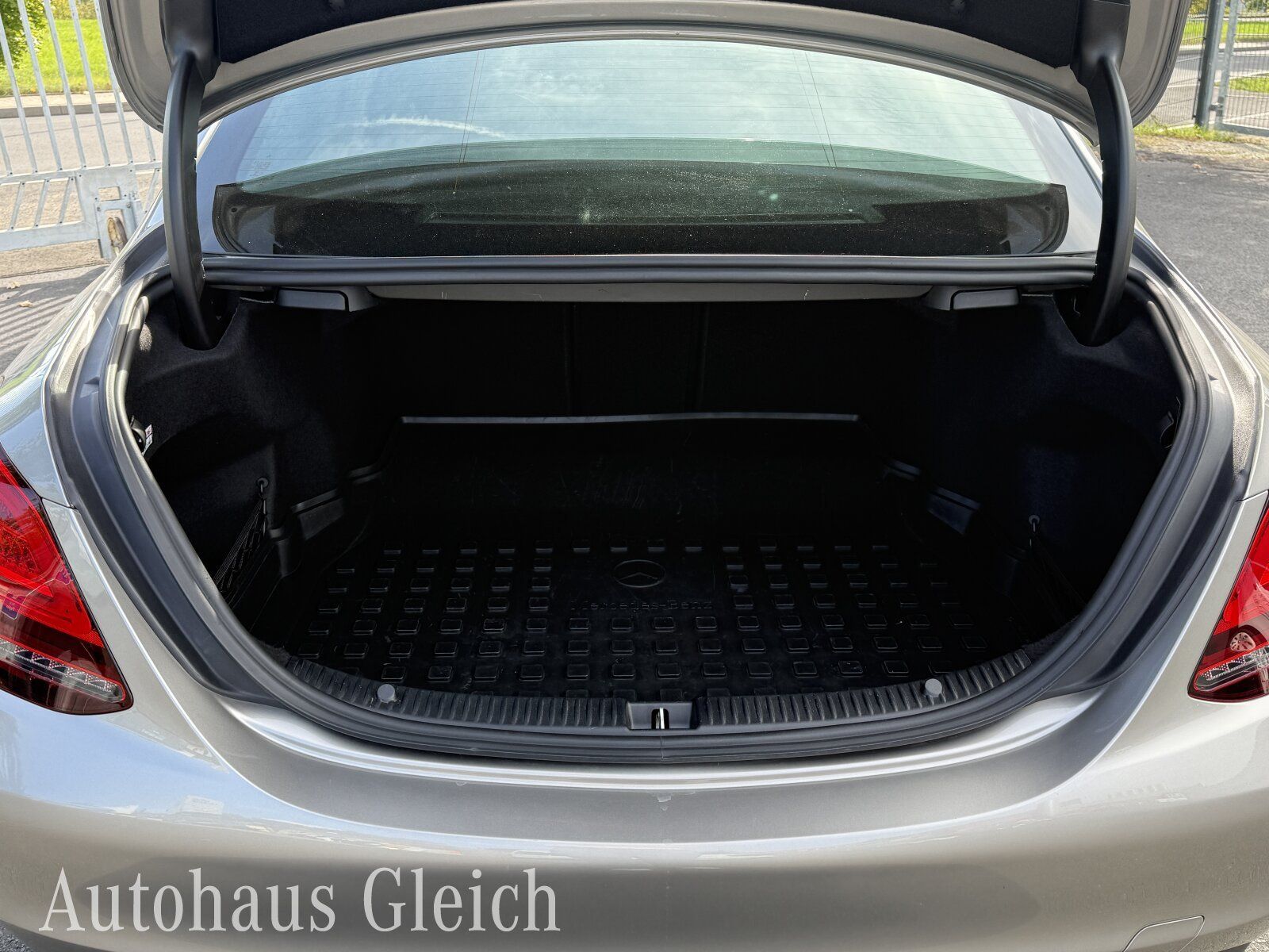 Fahrzeugabbildung Mercedes-Benz C 180 Avantgarde (EURO 6d-TEMP) COMAND APS/Navi