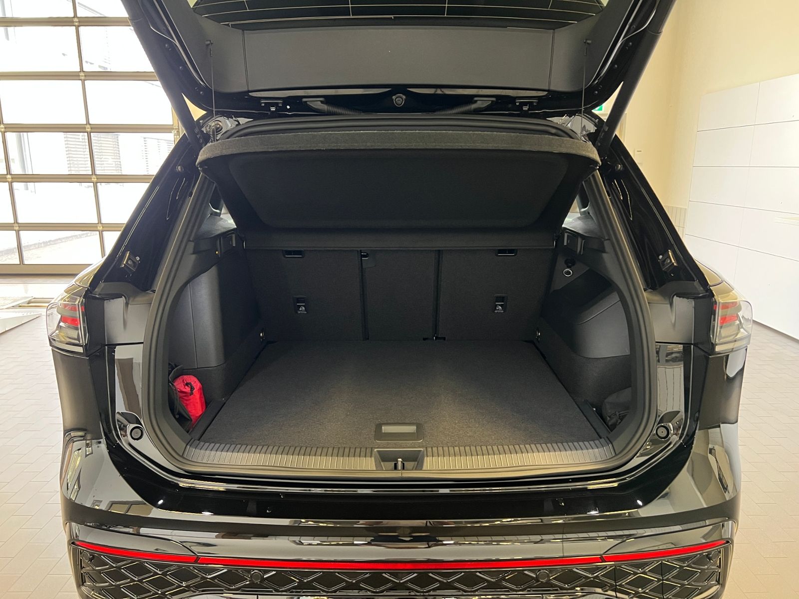 Fahrzeugabbildung Volkswagen Tiguan R-Line 1.5 eHybrid DSG *AHK, Harman & Kar