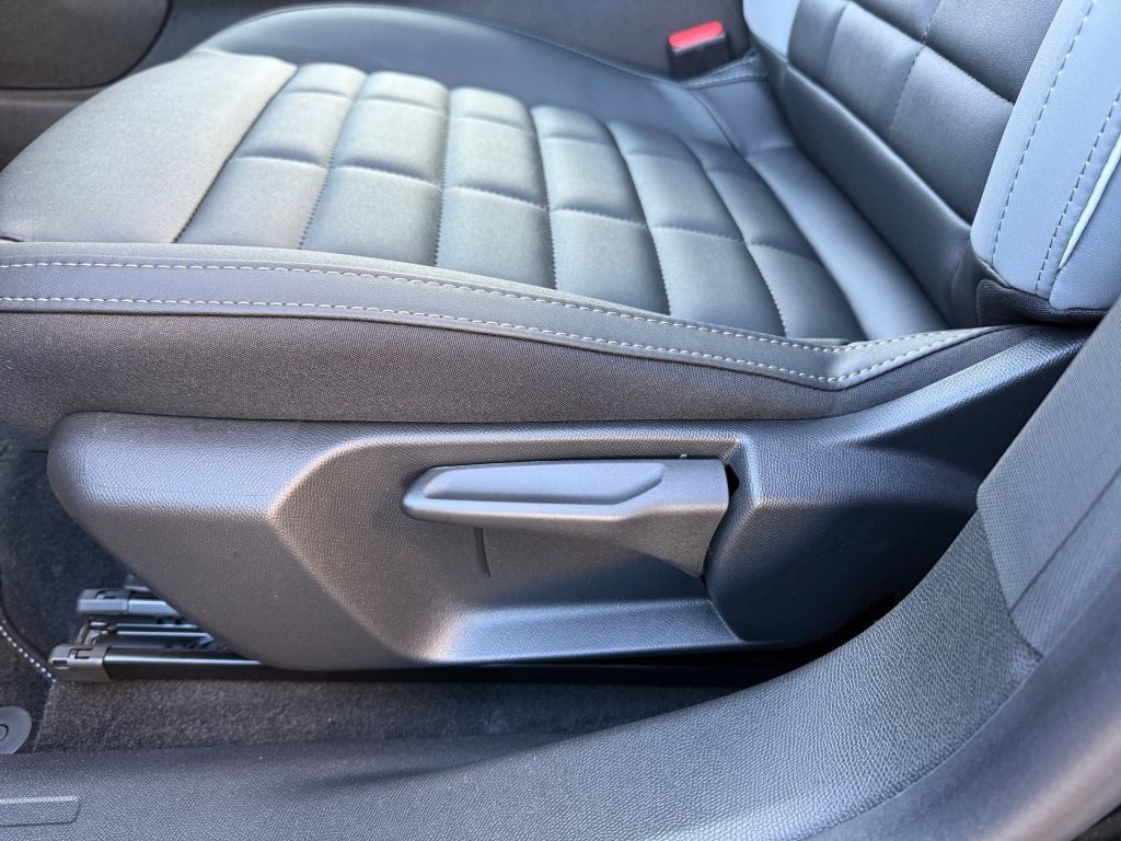 Fahrzeugabbildung Citroën C4 Hybrid 145 MAX - Schiebedach*Winter Paket