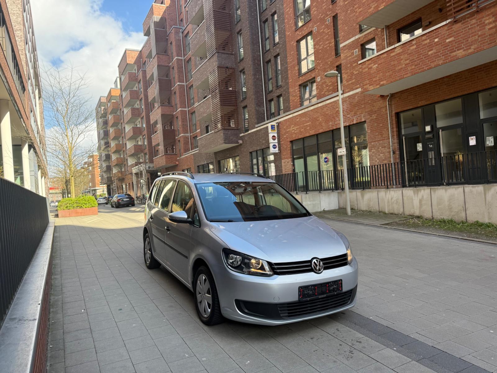 Volkswagen Touran 1,6 TDI DSG Behördenfahrzeug/ 1 Hand