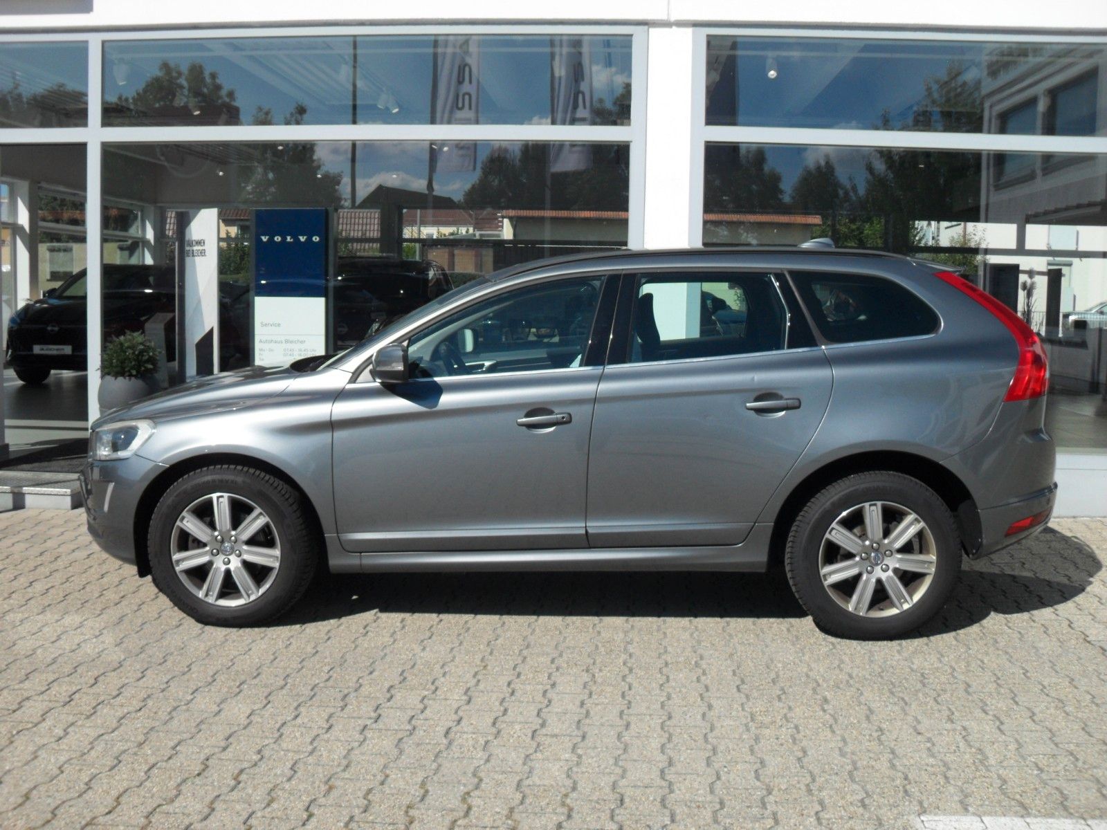 Fahrzeugabbildung Volvo XC 60 2.0 Automatik - Momentum 2WD