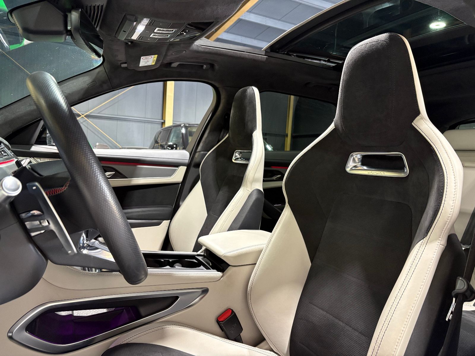 Fahrzeugabbildung Jaguar F-PACE SVR AWD/PANO/360°/APPLE/ACC/AMBIENTE/SHZ