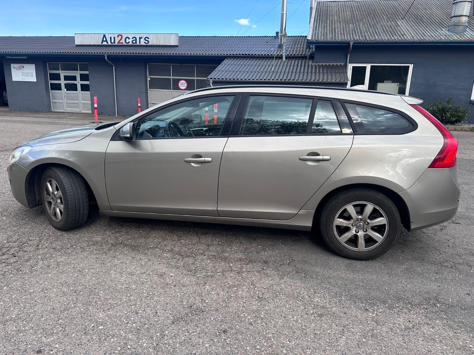 Volvo V60 2012 — engine 1.560 cm³, 114 HP (84kW)