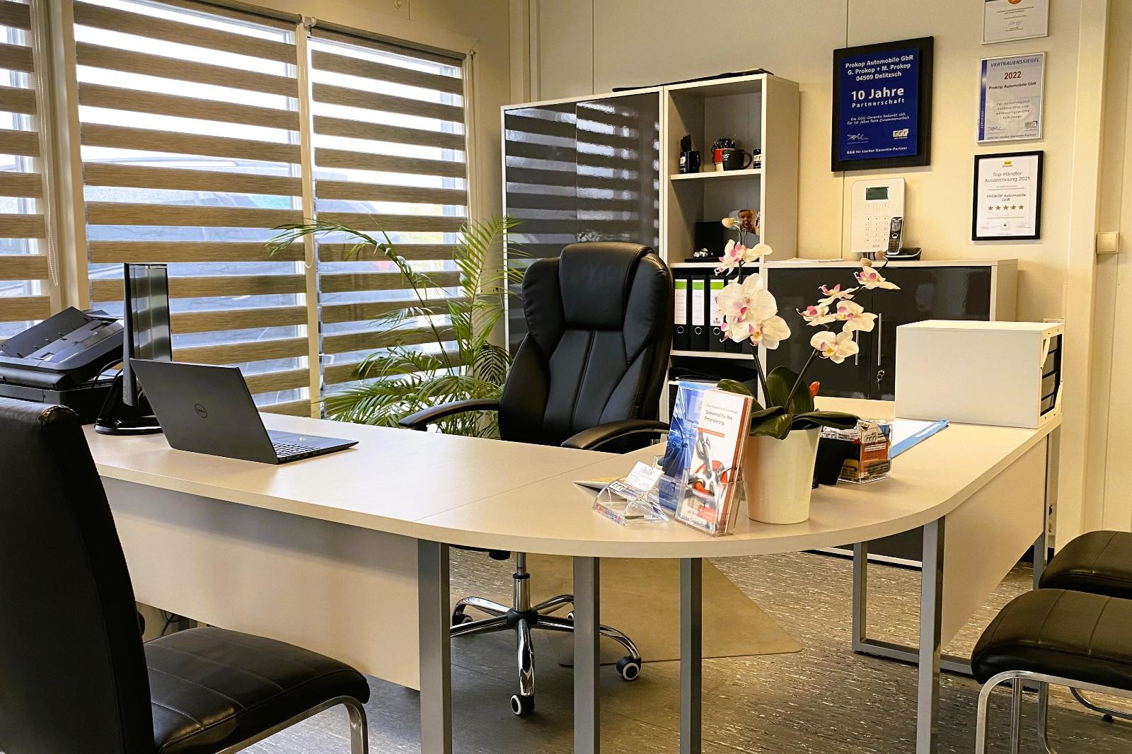 showroom-image-top