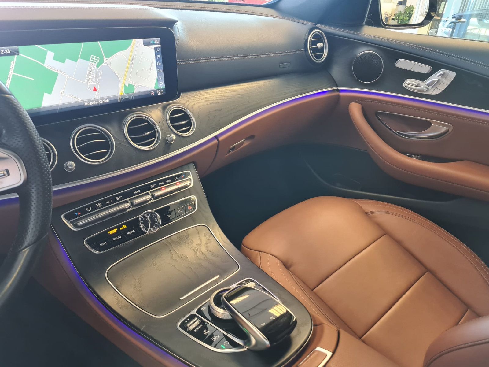 Fahrzeugabbildung Mercedes-Benz E 400 T-Modell 4Matic/ Multibeam / AHK / AMG