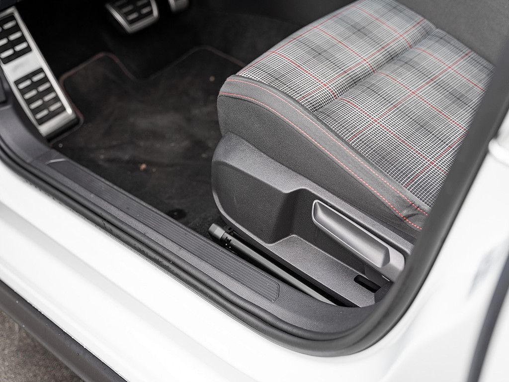Fahrzeugabbildung Volkswagen Golf VIII GTI 2.0 TSI NAVI LED ACC SHZ