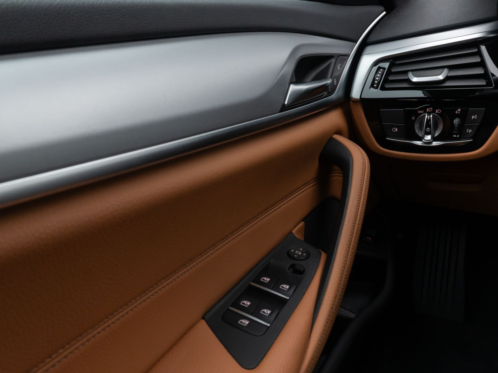 Fahrzeugabbildung BMW 520d Panorama DAB Leder AHK Alarm M Sport 18Zoll