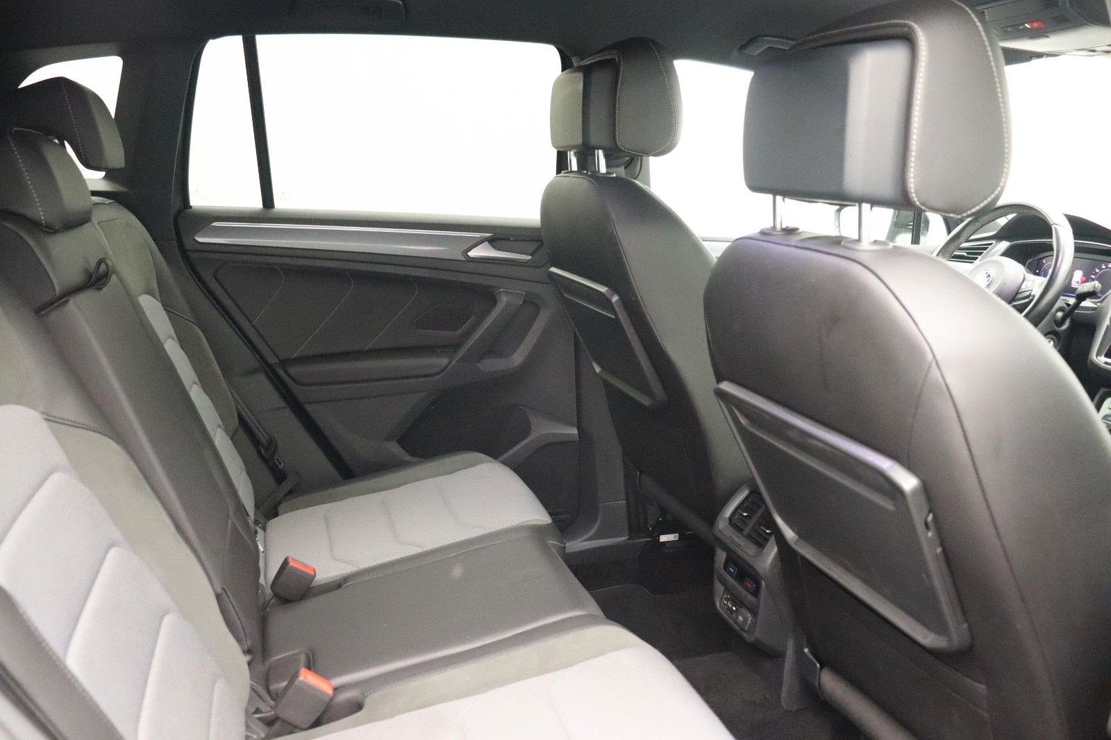 Fahrzeugabbildung Volkswagen Tiguan Highline 4M R-Line Black Style Head-upLED