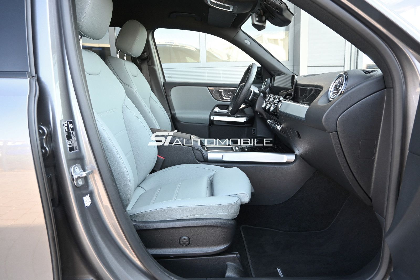 Fahrzeugabbildung Mercedes-Benz GLB 220 d 4MAT. AMG LINE + NIGHT °ACC°AHK°MEMORY