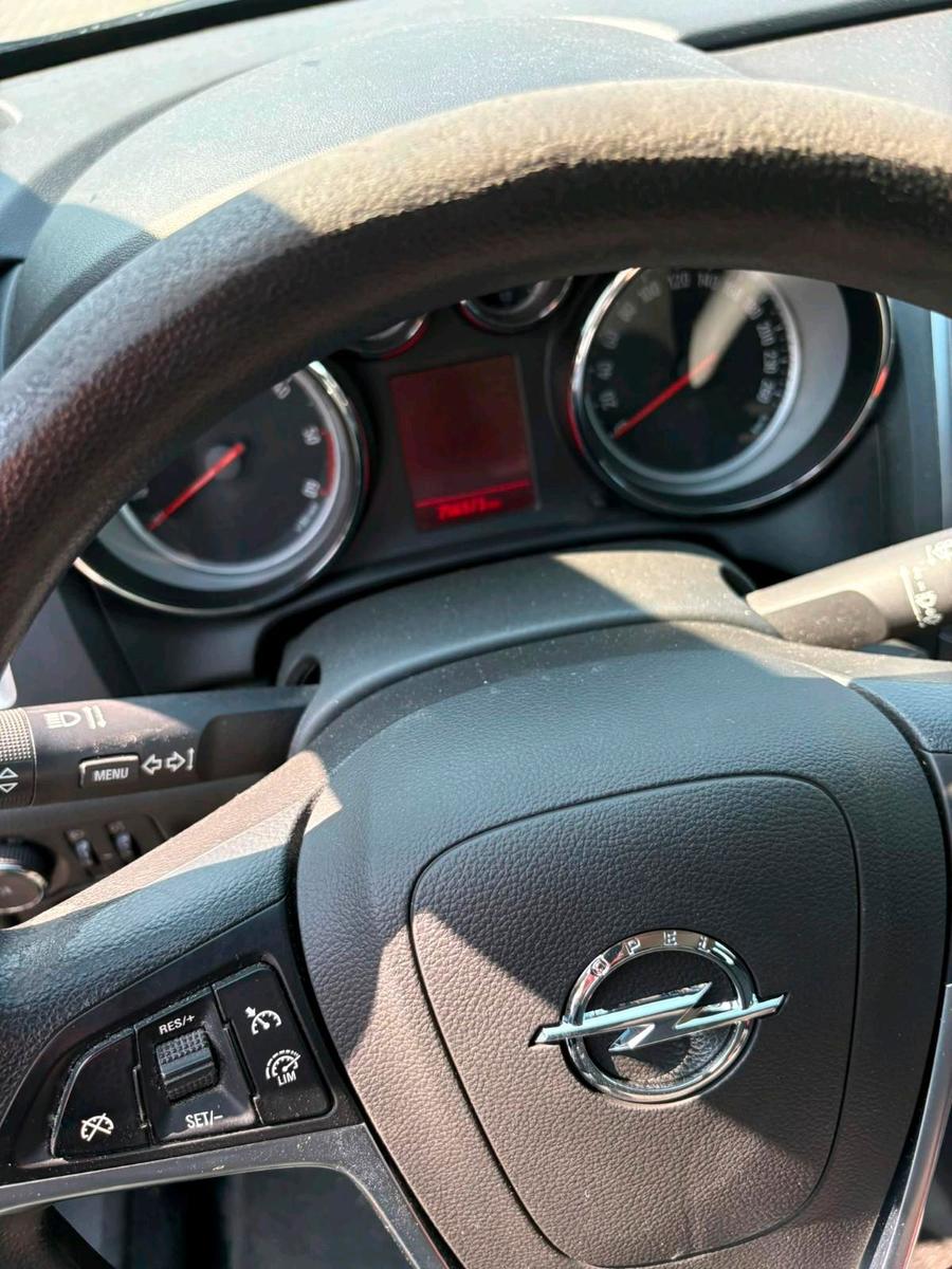 Opel Astra 2013 — photo 11