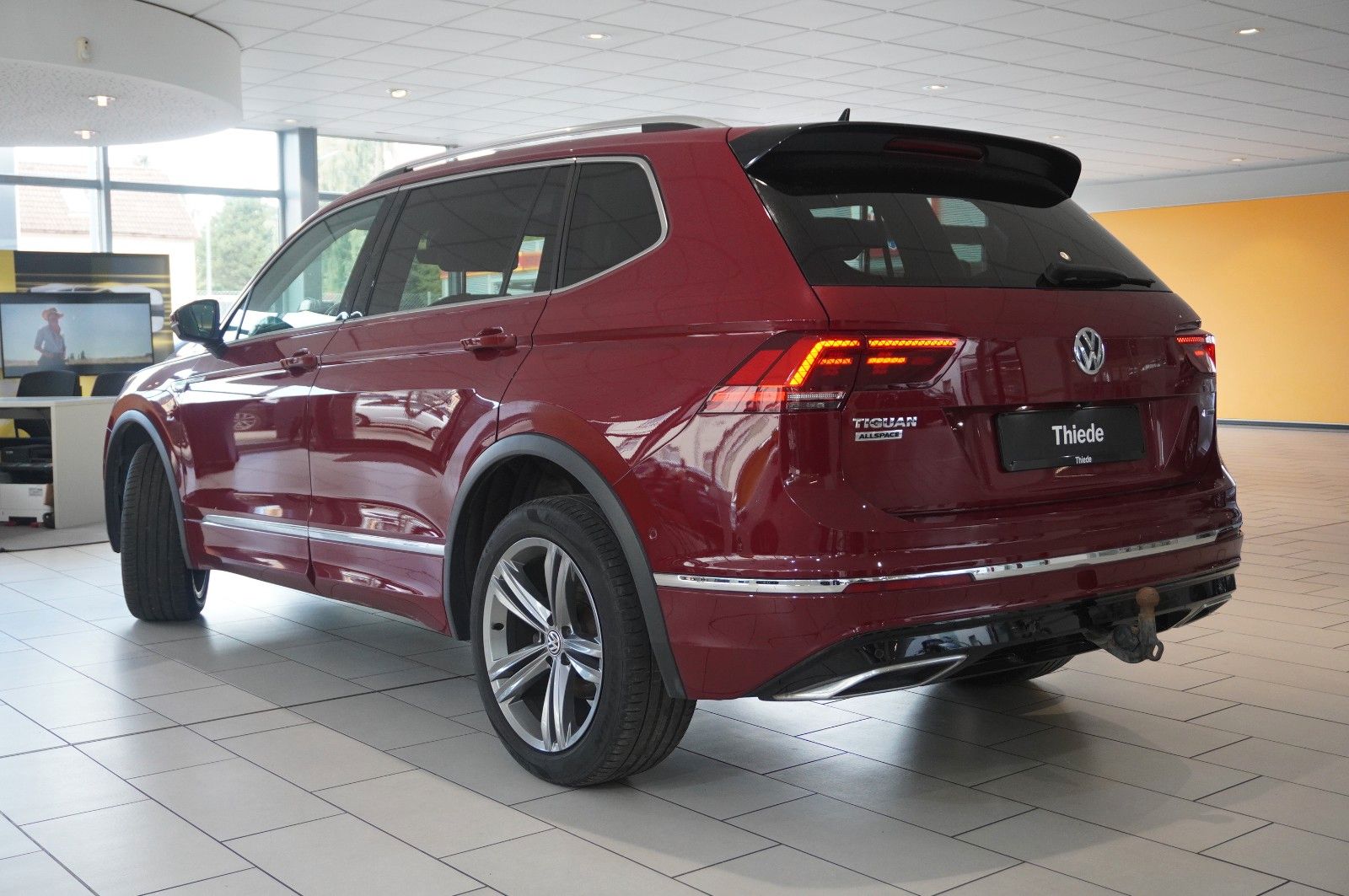 Fahrzeugabbildung Volkswagen Tiguan Allspace 2.0D 4M R-LINE 7-SITZER NAVI/AHK