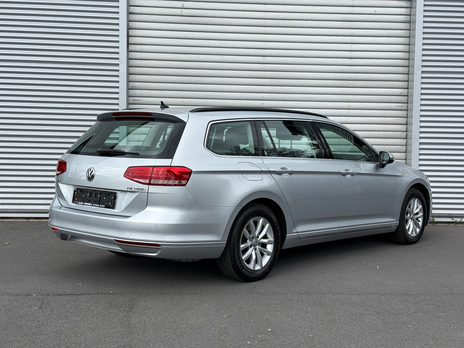 Fahrzeugabbildung Volkswagen Passat Comfortline DSG ACC Navi PDC SHZ Massage
