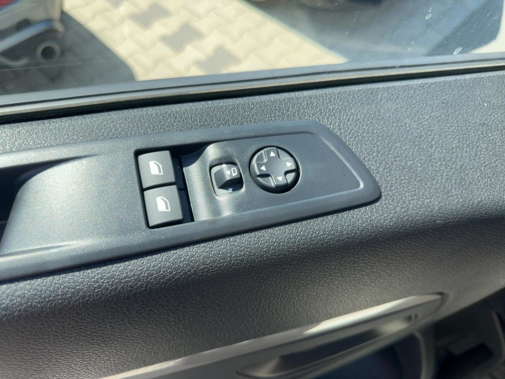 Fahrzeugabbildung Opel Vivaro erhöhte Nutzlast M Laderaumboden und Seit