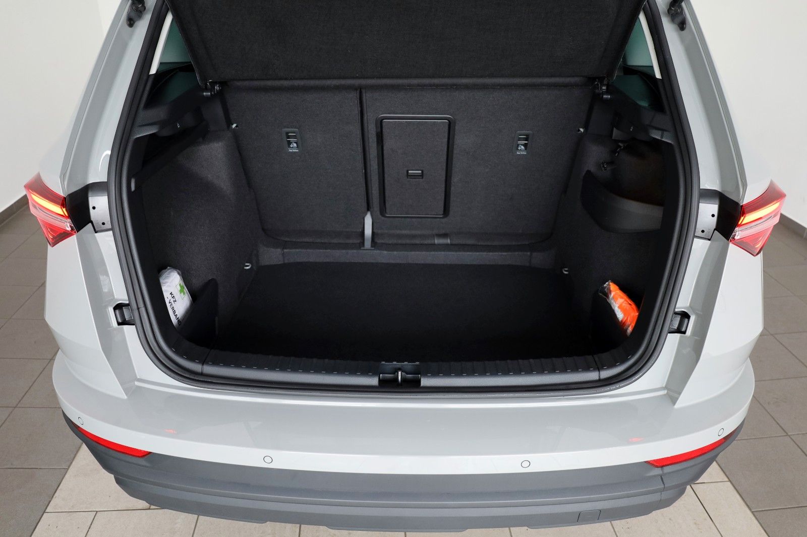 Fahrzeugabbildung SKODA Karoq Ambition,Navi,PDc,8 fach Alräder!