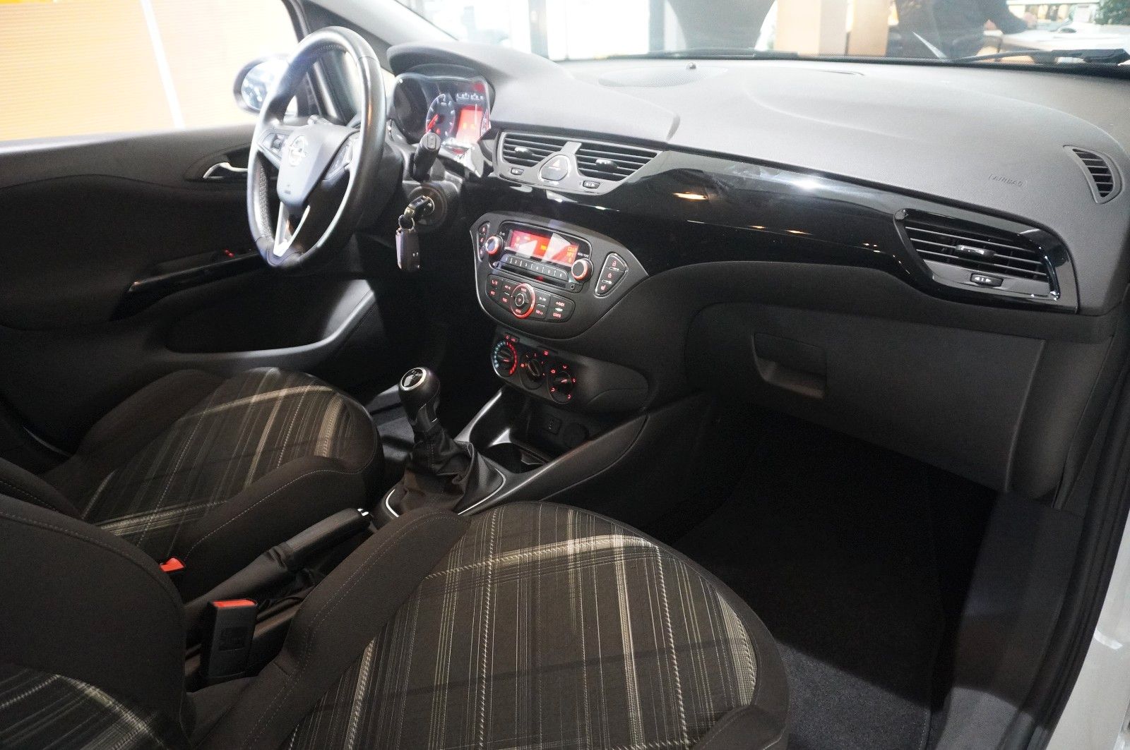 Fahrzeugabbildung Opel Corsa E 1.4 COLOR EDITION SPORT/SHZ/PDC/TEMP.