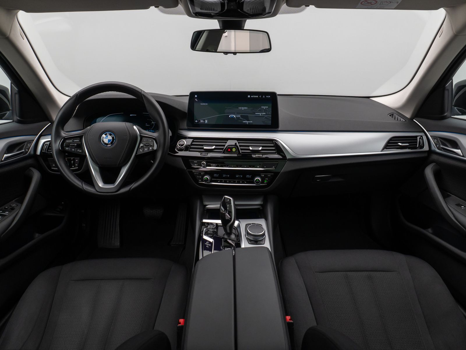 Fahrzeugabbildung BMW 530e xD Panorama Kamera CockPiPro DAB Alarm LED