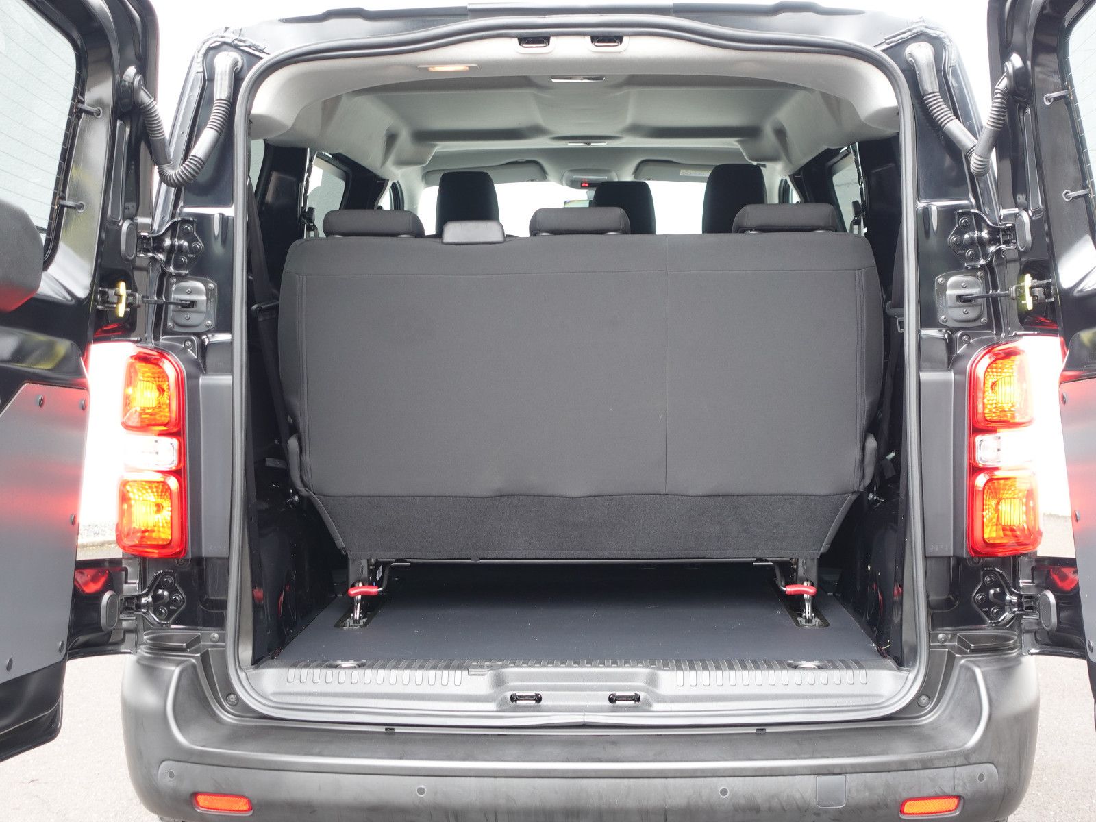 Fahrzeugabbildung Opel Vivaro Kombi 1.5Diesel L2 - PDC,Heckflügeltüren