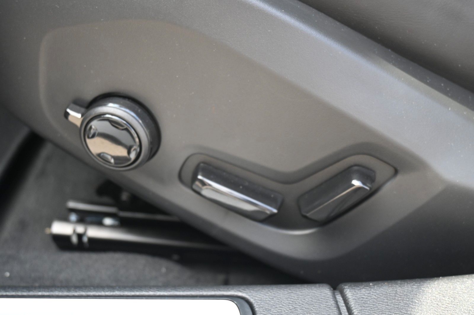 Fahrzeugabbildung Volvo V60 B4 Benzin DKG Plus Dark*FSHZG*360°*ACC