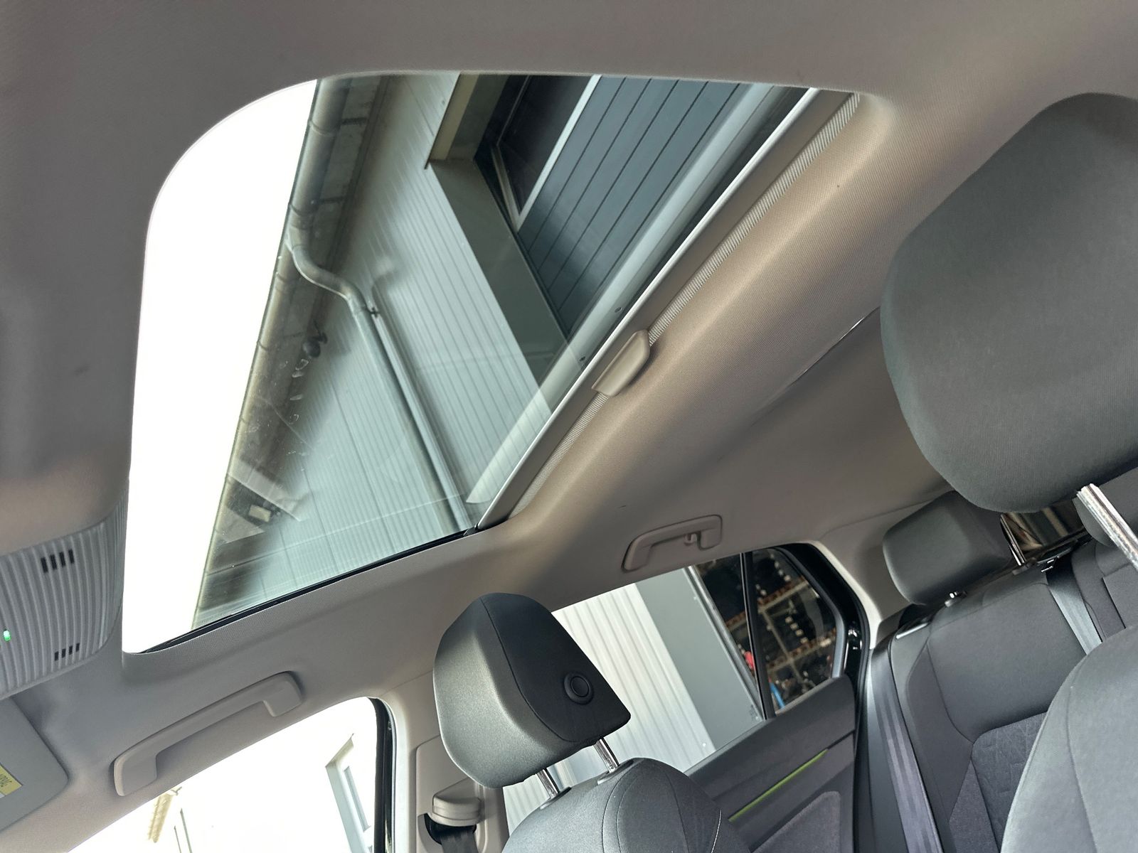 Fahrzeugabbildung Volkswagen Golf VIII 2.0 TDI DSG MOVE NAV+LED+PANO+AHK+HUD