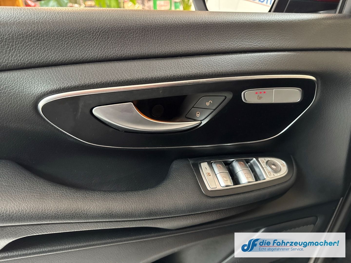 Fahrzeugabbildung Mercedes-Benz V 220 d RISE kompakt Navi Apple CarPlay Android