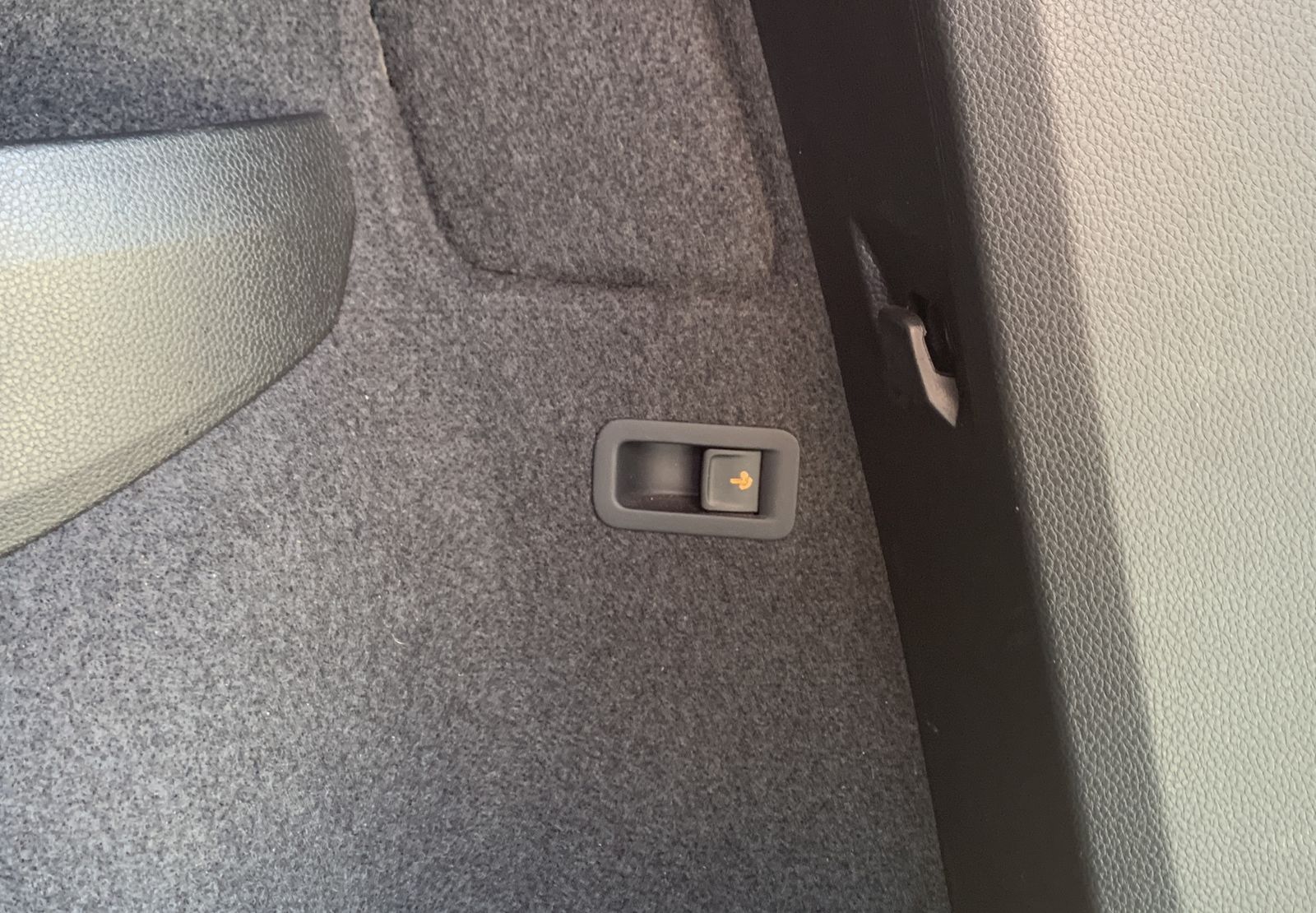 Fahrzeugabbildung SKODA Karoq 2.0 TDI*Sportline*4x4*AHK*LED*CANTON*ACC*