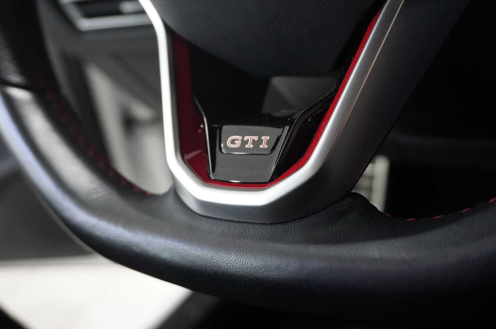 Fahrzeugabbildung Volkswagen Golf VIII Lim. 2.0 TSI GTI DSG NAVI/LED/KAMERA