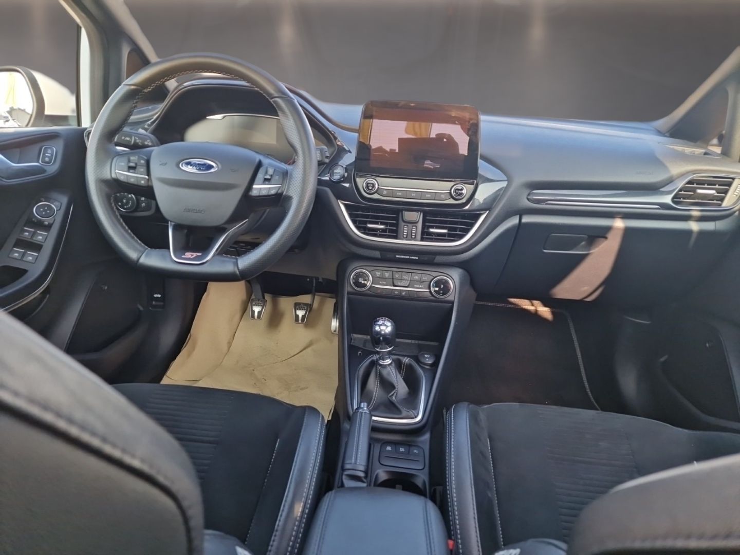 Fahrzeugabbildung Ford Fiesta ST Lederpaket,PanoDach, Panorama Navi Sou