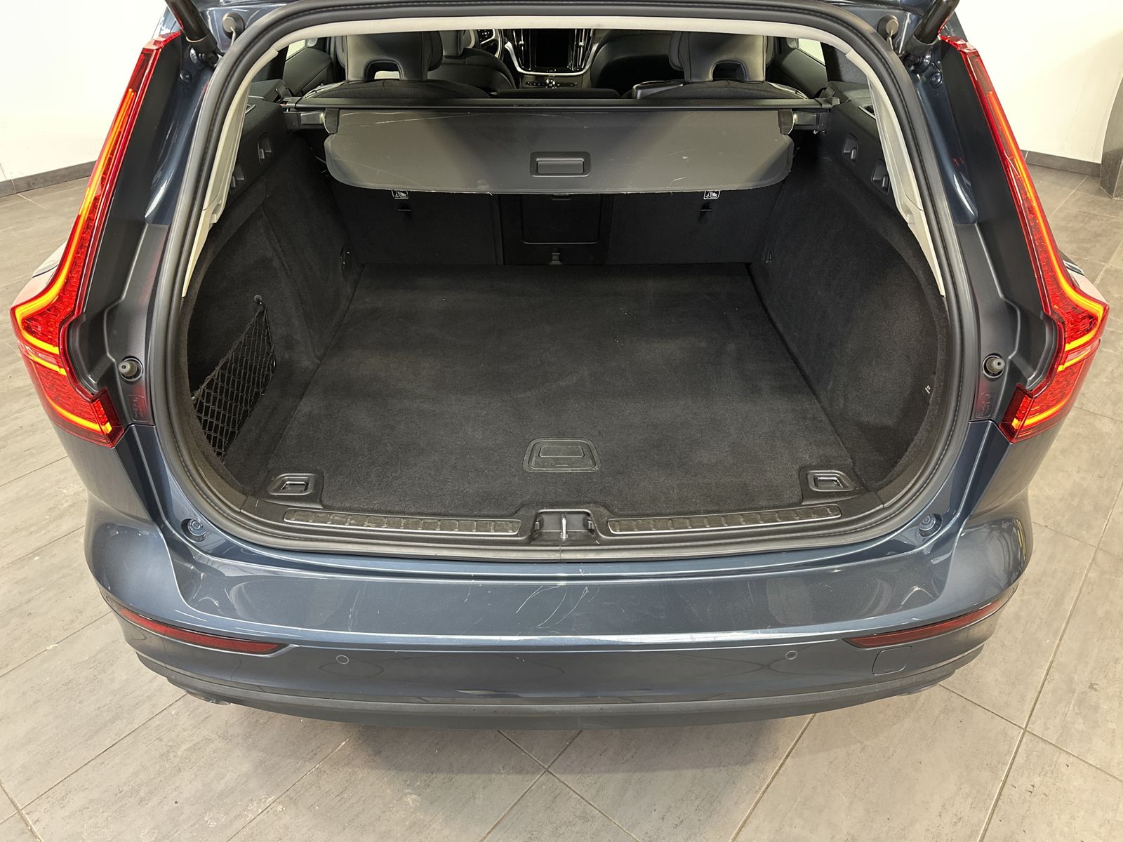 Fahrzeugabbildung Volvo V60 B4 Momentum Pro NAV+LED+SHZ+KAM+DIGDISP+SH