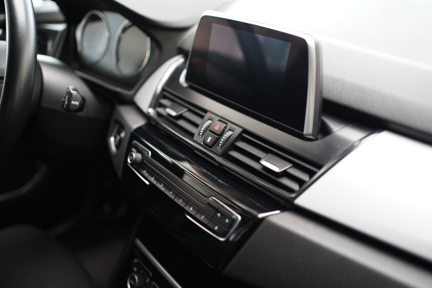 Fahrzeugabbildung BMW 218iA Active Tourer Advantage +AHK+Navi+LED+PDC+