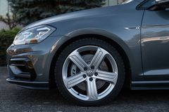 Fahrzeugabbildung Volkswagen Golf VII Lim. R 4Motion*top*8-fach bereift*