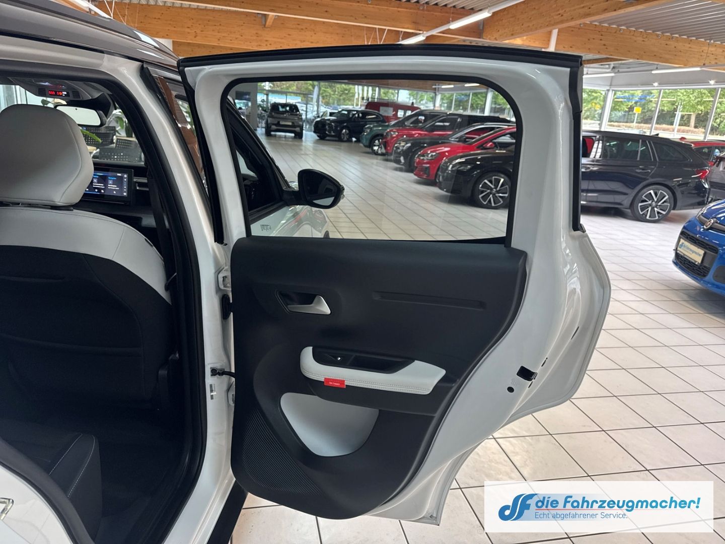 Fahrzeugabbildung Citroën C3 E 113 MAX HUD Navi Soundsystem LED Apple CarP