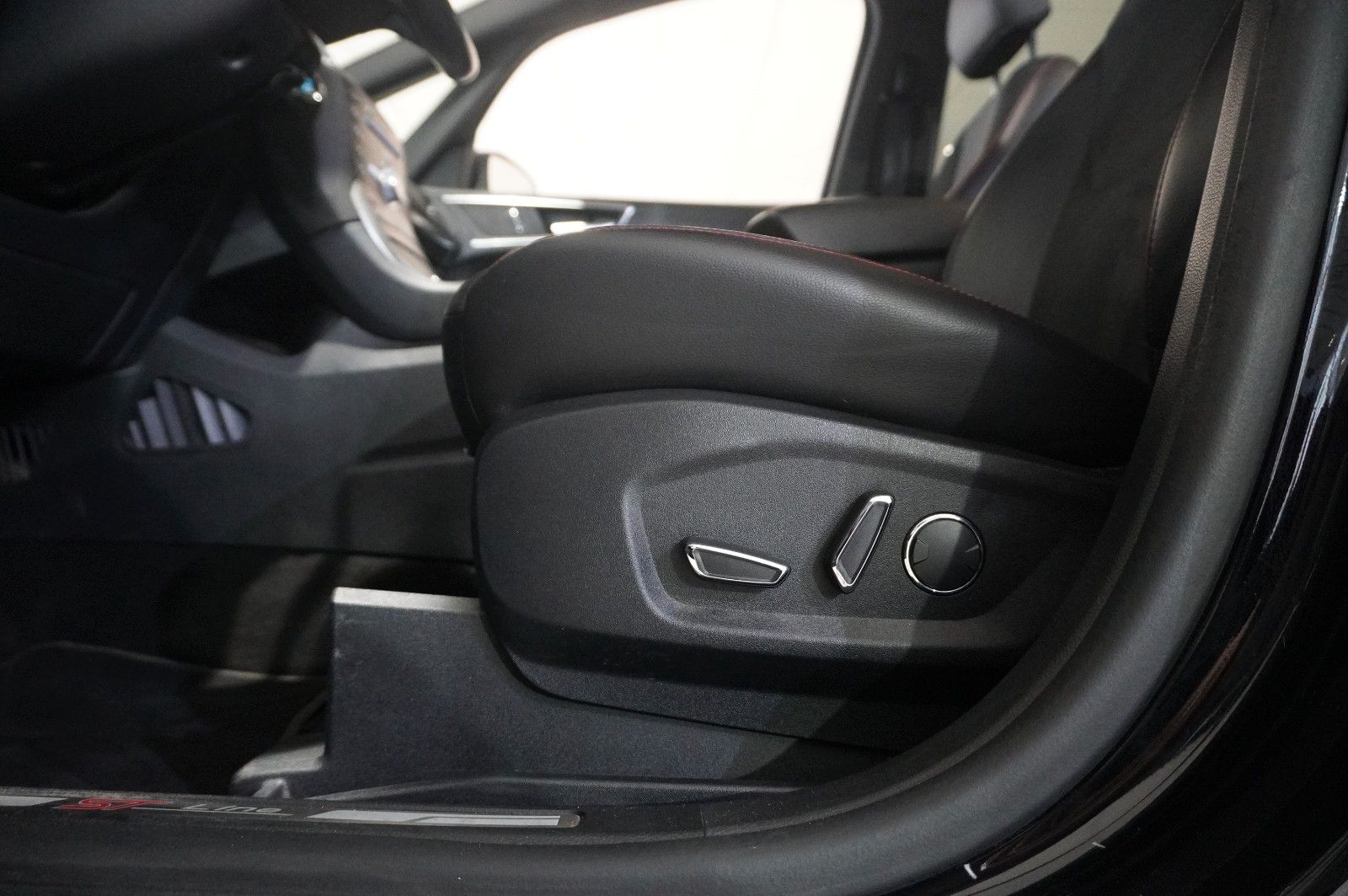 Fahrzeugabbildung Ford S-Max 2.0D ST LINE 7-SITZE NAVI/LED/KAMERA/AHK