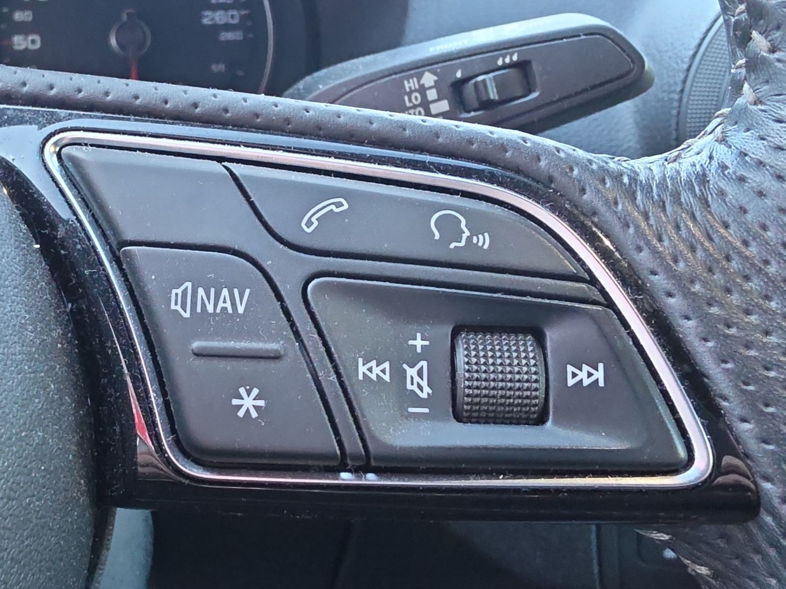 Fahrzeugabbildung Audi Q2 35 TFSI SPORT S-LINE NAVI LED PDC SHZ LEDER