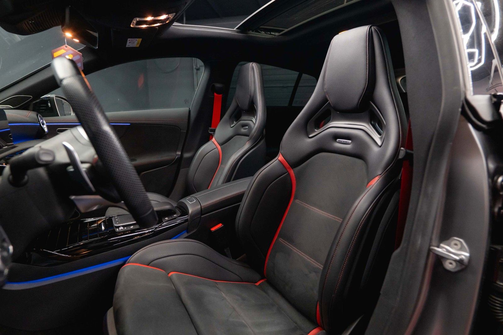 Fahrzeugabbildung Mercedes-Benz CLA 35 AMG 4Matic Performance Night-Paket | Pano