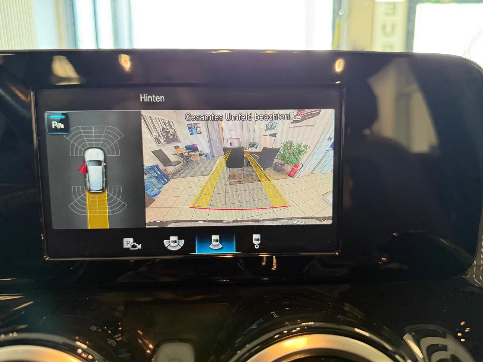 Fahrzeugabbildung Mercedes-Benz GLB 200 / SCHEKCHEFT / LED / NAVI / KAMERA