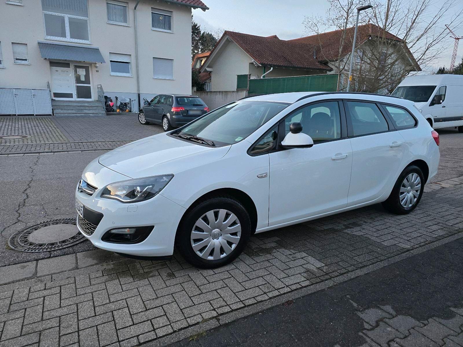 Opel Astra 2014 — rear view