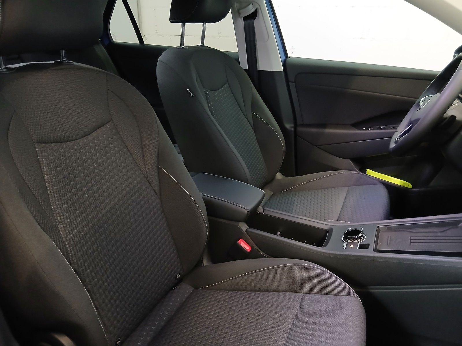 Fahrzeugabbildung Volkswagen T-Roc Life 1.5 eTSI DSG + ACC +LED+Navi +Keyless